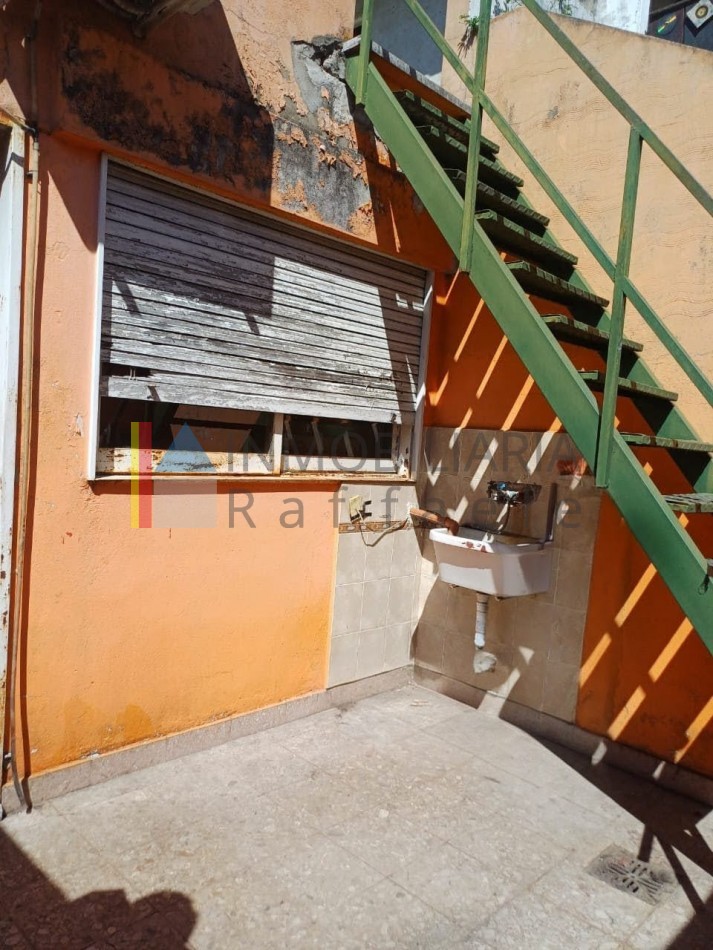 PH a refaccionar con patios y gran terraza   Excelente potencial 