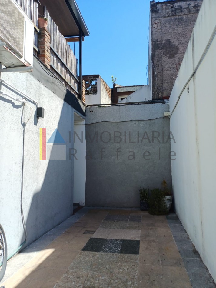 PH a refaccionar con patios y gran terraza   Excelente potencial 