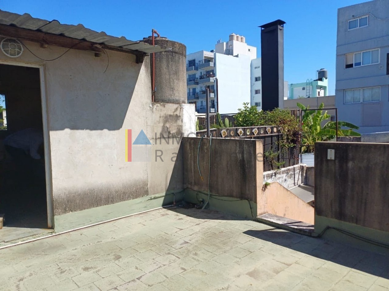 PH a refaccionar con patios y gran terraza   Excelente potencial 