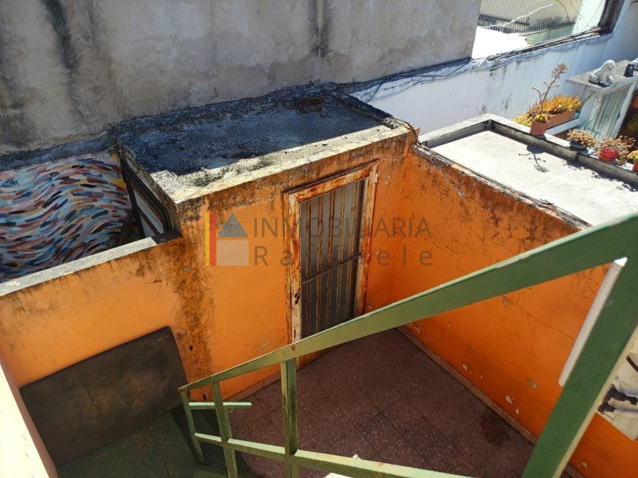 PH a refaccionar con patios y gran terraza   Excelente potencial 