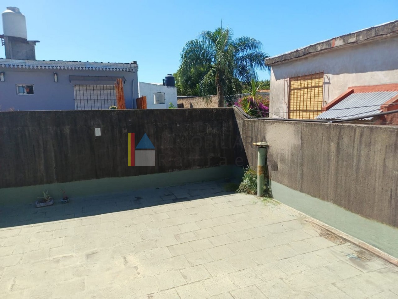 PH a refaccionar con patios y gran terraza   Excelente potencial 