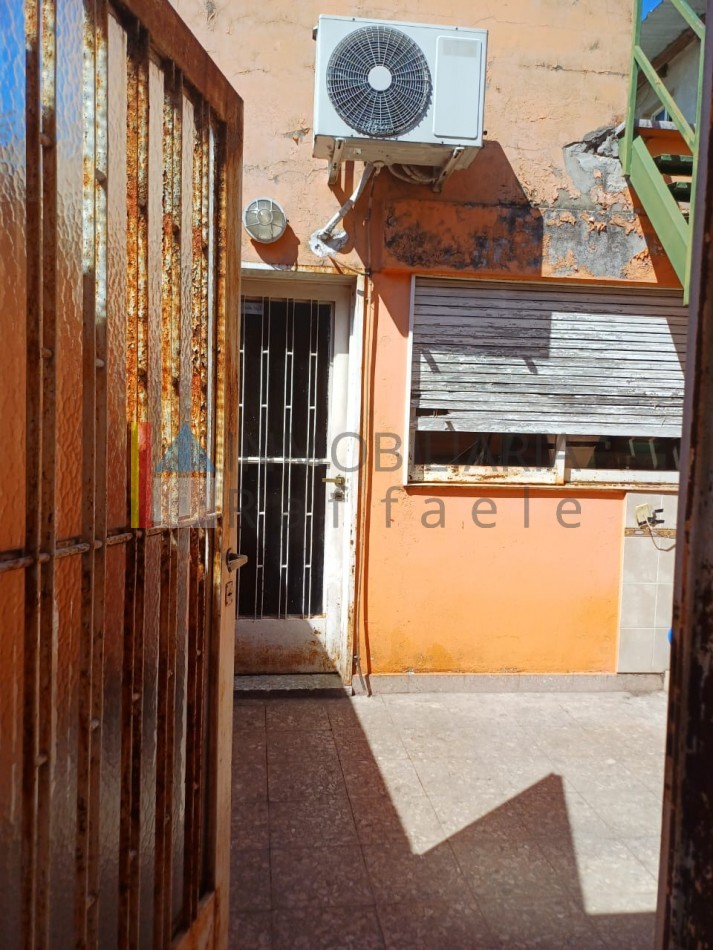 PH a refaccionar con patios y gran terraza   Excelente potencial 