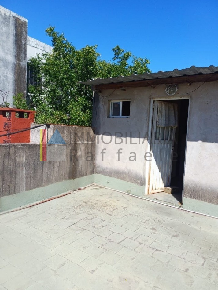 PH a refaccionar con patios y gran terraza   Excelente potencial 